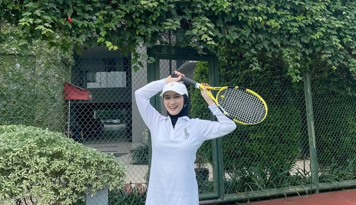 Lulus dari JKT48, Melody masih bergelut dengan kesibukan di dunia hiburan. Meski tidak tampil di atas panggung, kini Melody menjadi bagian dari tim di balik layar JKT48. Sesekali penampilannya pun membuat para penggemarnya rindu saat membawakan lagu-lagu yang pernah ia nyanyikan di panggung melalui Instagram. (Liputan6.com/IG/@melodylaksani92)