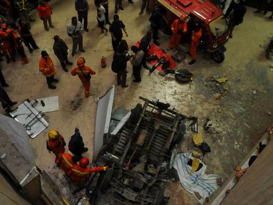 Sebuah mobil boks jatuh dari tempat parkir lantai 3 Pasar Cipulir, Kebayoran Lama, Jakarta, Selasa, (19/1/2016). Dua orang dikabarkan tewas dalam peristiwa tersebut. (Liputan6.com/Faisal R Syam)