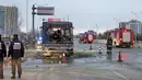 Petugas pemadam kebakaran saat memeriksa isi dalam bus usai hangus terbakar di sebuah jalan di Yinchuan, China, (5/1). 14 orang tewas dan 30 lainnya terluka akibat peristiwa ini. (REUTERS / Stringer)