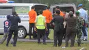 Jenazah penumpang AirAsia QZ8501 yang ditemukan oleh KRI Banda Acehsegera dimasukkan ke dalam ambulance yang telah dipersiapkan, Lanud Iskandar, Pangkalan Bun, Kalteng, Rabu (8/1/2015). (Liputan6.com/Herman Zakharia)