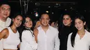 Tampak Naysila dan Arfito serta tamu undangan hadir mengenakan kemeja putih. Hadir juga artis cantik Ririn Dwi Ariyanti dan penyanyi Sammy Simorangkir. [Instagram/fitohtg]