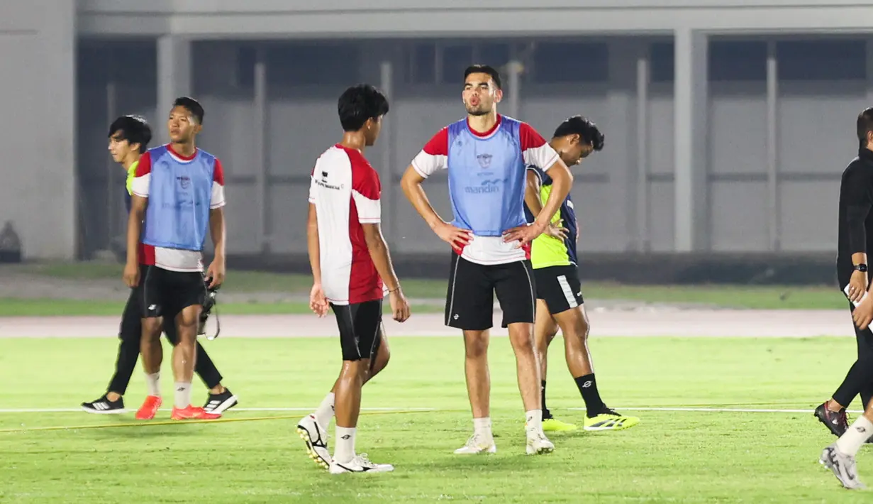 Jens Raven (tengah) dalam latihan Timnas Indonesia U-20 di Stadion Madya, Jakarta Pusat, pada Minggu (22/9/2024) malam WIB. (Bola.com/Abdul Aziz)