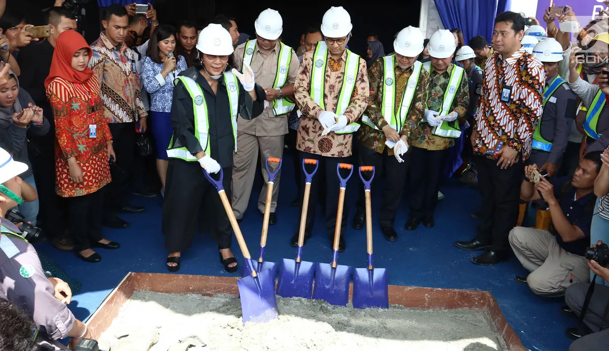Suasana saat Menteri Susi Pudjiastuti  melakukan peletakan batu pertama (groundbreaking) Pasar Ikan Modern (PIM) Muara Baru, Jakarta, Kamis (8/2). Keberadaan pasar ikan modern diharap mampu menjadi lokasi wisata kuliner. (Liputan6.com.Angga Yuniar)