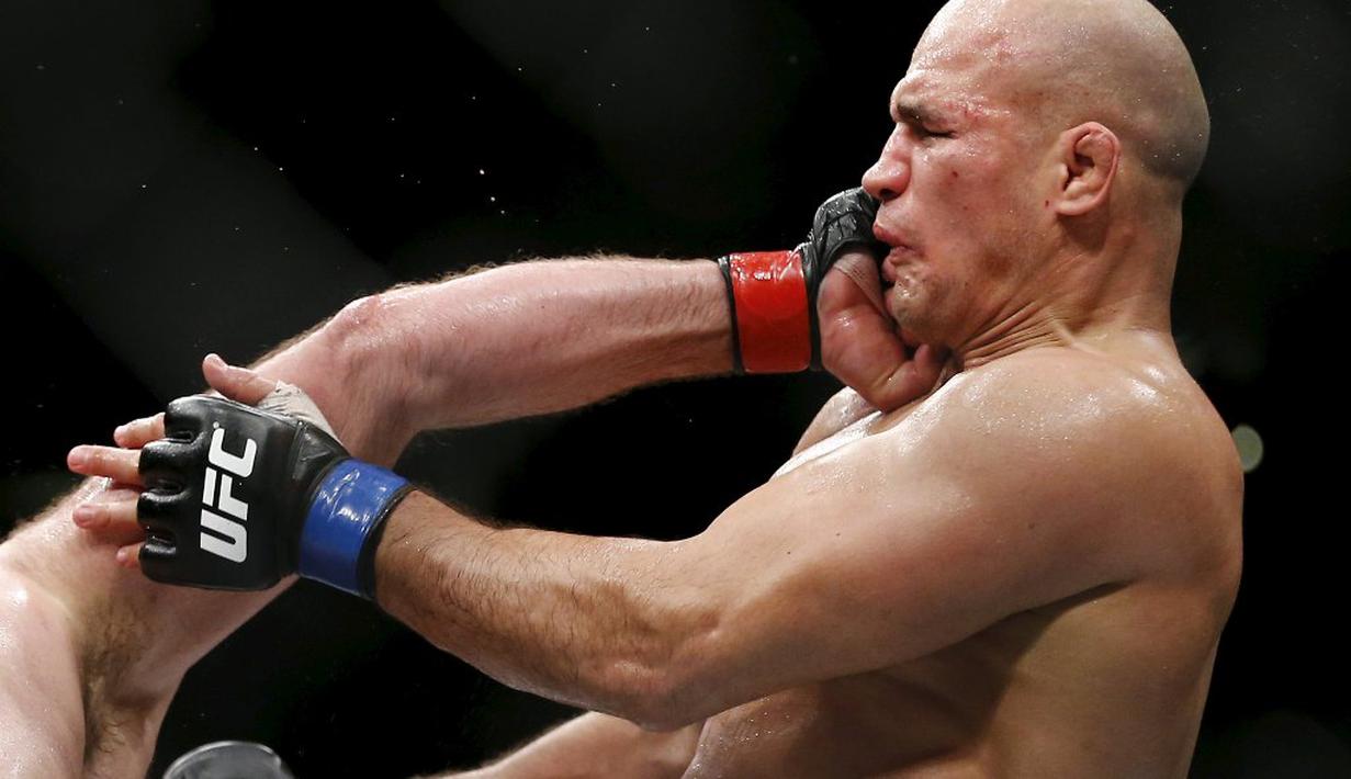 Petarung Ben Rothwell memukul muka Junior Dos Santos (kanan) dalam pertarungan kelas berat Ultimate Fighting Championship (UFC) di Arena Zagreb, Zagreb, Kroasia, (10/4/2016). (Reuters/Antonio Bronic)