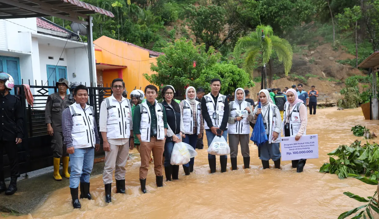 Insan BRILian membantu memindahkan kasur dan perlengkapan penting ke area penyaluran bantuan di Painan. Respons cepat ini diharapkan dapat meringankan beban masyarakat yang kehilangan tempat tinggal dan harta benda. Foto: BRI