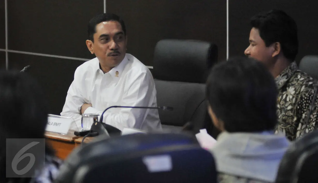 Kepala BNPT Komjen Suhardi Alius memberi keterangan usai pertemuan dengan Ketua Komnas HAM, Imdadun Rahmat beserta jajaran di kantor Komnas HAM, Jakarta, Rabu (3/8). Pertemuan tersebut membahas penanggulangan terorisme dan HAM. (Liputan6.com/Johan Tallo)