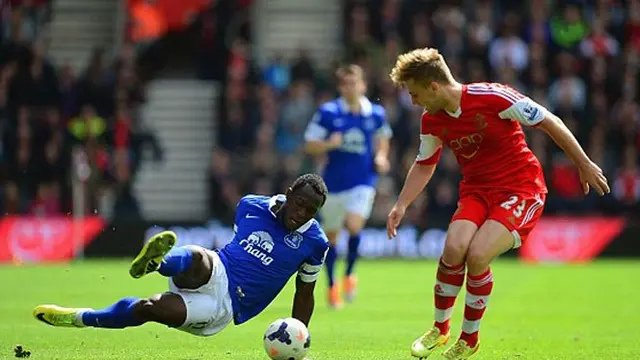 Southampton untuk sementara unggul 2-0 atas Everton di laga pekan ke-36 Liga Premier Inggris, Sabtu (26/4/2014) di St. Mary’s Stadium. 