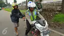 Petugas membawa motor milik seorang pengendara saat Operasi Gaktib Garnisun Tetap 1 di kawasan Pesing, Jakarta,  Kamis, (11/2/2016). Razia dilakukan untuk menertibkan aksesoris berlambangkan TNI dan Polri. (Liputan6.com/Faisal R Syam)
