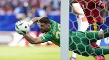 Duel dua tim favorit di Grup B yang menjadi grup neraka di Euro 2024, Timnas Spanyol kontra Kroasia dimenangkan Tim Matador dengan skor 3-0 dalam laga yang berlangsung di Olympiastadion, Berlin, Jeman, Sabtu (15/6/2024). Ketiga gol Spanyol semuanya dihasilkan pada babak pertama melalui Alvaro Morata (29'), Fabian Ruiz (32') dan Dani Carvajal pada masa injury time babak pertama. Kemenangan Spanyol tiga gol tanpa balas atas Kroasia juga ditandai dengan penampilan cemerlang kiper Unai Simon yang sempat menggagalkan satu eksekusi penalti dari Bruno Petkovic. (AP Photo/Ebrahim Noroozi)