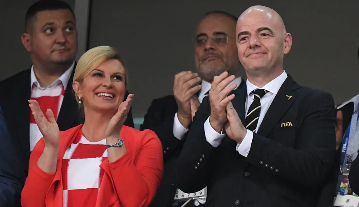 Presiden Kroasia, Kolinda Grabar-Kitarovic dan  Presiden FIFA, Gianni Infantino menyaksikan perempat final Piala Dunia 2018 di Fisht Stadium, Sabtu (7/7). Kolinda terlihat memakai jersey kebanggaan Kroasia berwarna merah putih, (AFP/Kirill KUDRYAVTSEV)