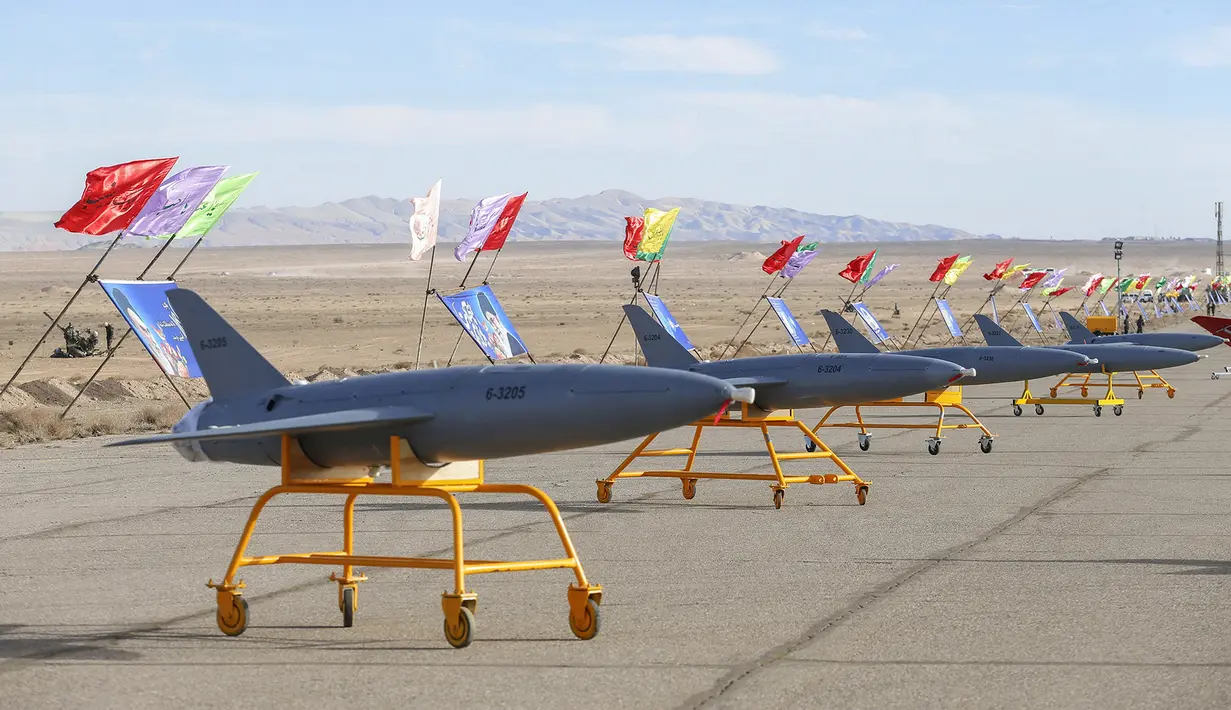 Sejumlah drone milik militer Iran terlihat sebelum latihan di Iran (5/1/2021). Dalam latihan dua hari itu, militer Iran bakal mengerahkan ratusan drone operasional milik tiga matra (angkatan darat, udara, dan laut) di Provinsi Semnan dan sejumlah wilayah lainnya di negara itu. (Iranian Army via AP)