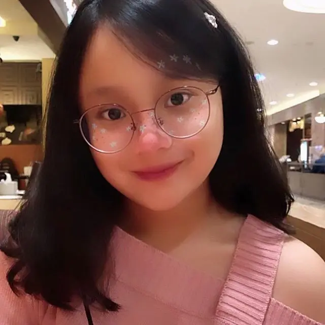 7 Potret Nadhira Tyara, Putri Yovie Widianto yang Warisi Bakat Sang Ayah
