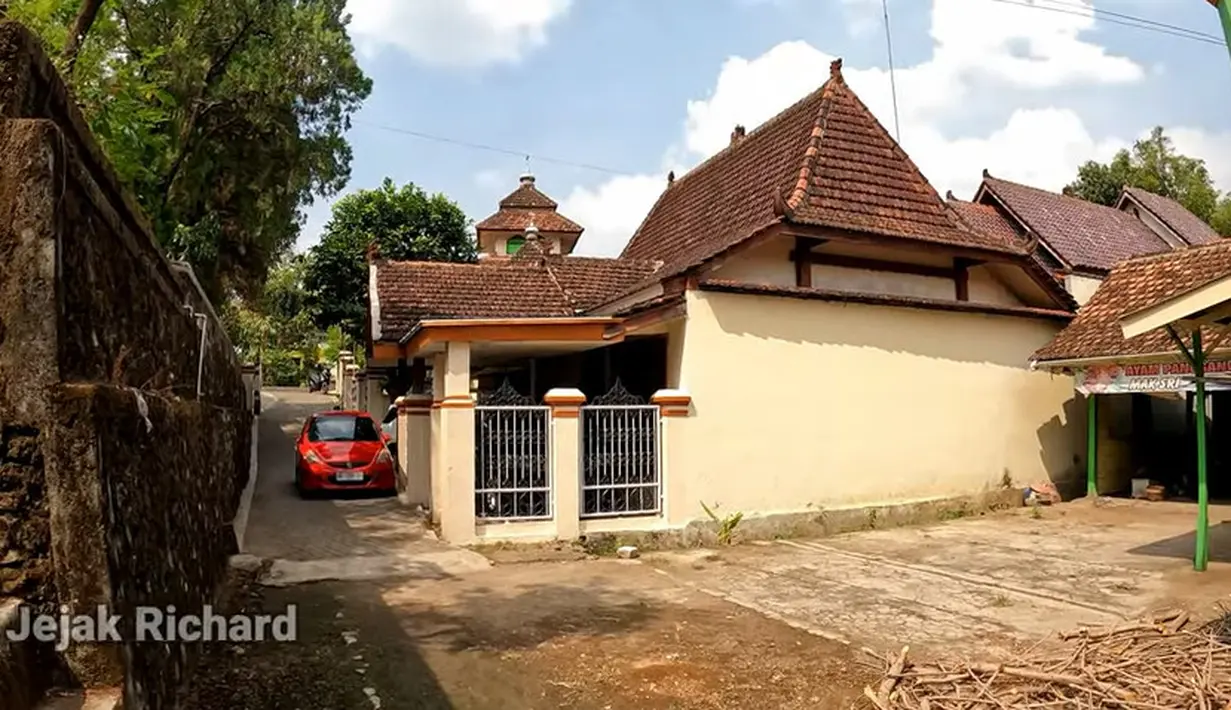 Potret sebelah kiri rumah Hj. Saputri tampak kekar dengan cat kream. Rumah tersebut dihuni oleh istri pertama Didi Kempot dan juga anak-anaknya. Rumah terlihat besar. [Youtube/Jejak Richard]