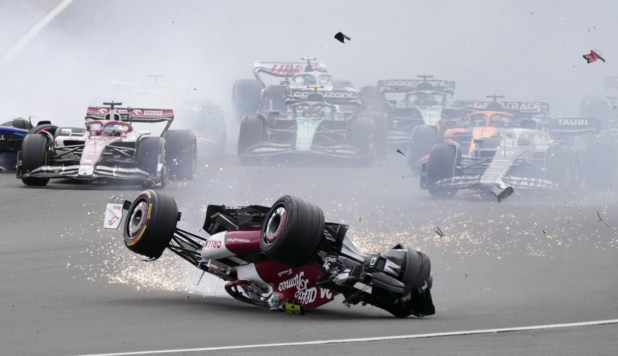 F1 GP Inggris diwarnai dengan kecelakaan horor yang menimpa pembalap Alfa Romeo, Zhou Guanyu di tikungan pertama. (AP/Frank Augstein)