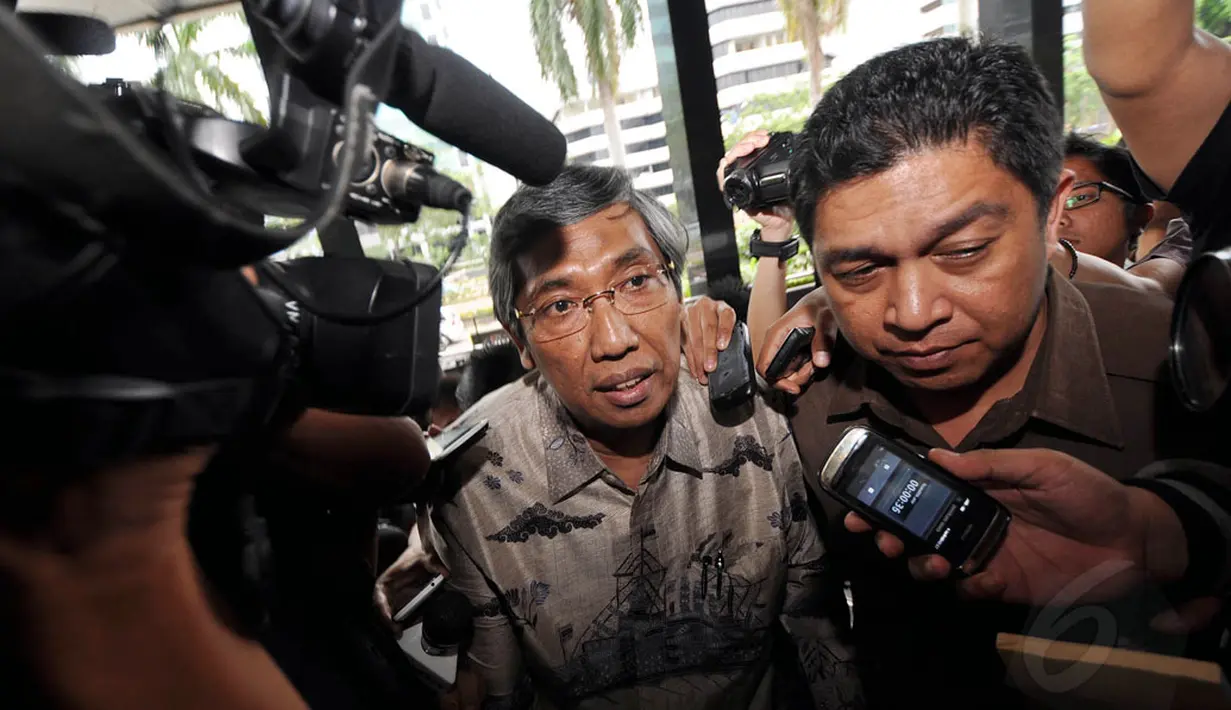 Wamenkeu sekaligus Plt Dirjen Pajak, Mardiasmo (berkaca mata) saat akan masuk ke dalam gedung KPK Jakarta, Senin (1/12/2014). Mardiasmo datang untuk berkonsultasi dengan para pimpinan KPK. (Liputan6.com/Miftahul Hayat)