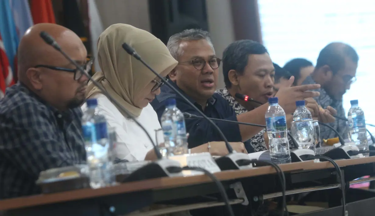 Ketua KPU RI, Arief Budiman (tengah) saat Rapat Uji Publik Rancangan Peraturan KPU tentang Tahapan, Program dan Jadwal Penyelenggaraan Pemilihan Gubernur/Wakil Gubernur, Bupati/Wakil Bupati dan Walikota/Wakil Walikota tahun 2020 di Jakarta, Senin (24/6/2019). (Liputan6.com/Helmi Fithriansyah)