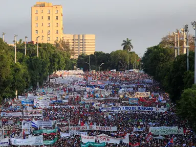 Ribuan orang melakukan long march di Havana Revolution Square saat menggelar aksi pawai di peringatan May Day 2016 atau Hari Buruh Sedunia di Havana, Kuba, Minggu (1/5). (REUTERS/Enrique de la Osa)