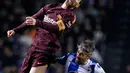 Striker Barcelona Lionel Messi menyundul bola saat melawan Deportivo dalam pertandingan La Liga Spanyol di stadion Riazor, Spanyol (29/4). Lionel Messi menjadi bintang kemenangan Barcelona berkat tiga golnya. (AFP/Miguel Riopa)