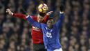 Duel pemain Everton, Romelu Lukaku dengan bek Manchester United, Marcos Rojo pada laga Premier League di Goodison Park, Liverpool, (04/12/2016). MU bermain imbang 1-1 lawan Everton. (Action Images/Reuters/Carl Recine) 