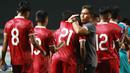 <p>Pelatih&nbsp;Timnas Indonesia U-17,&nbsp;Bima Sakti&nbsp;memeluk kapten tim, Muhammad Iqbal Gwijangge (21) usai melawan&nbsp;Timnas Uni Emirat Arab U-17 di laga Grup B Kualifikasi Piala Asia U-17 2023 yang berlangsung di Stadion Pakansari, Bogor, Rabu (5/10/2022) (Bola.com/M Iqbal Ichsan)</p>
