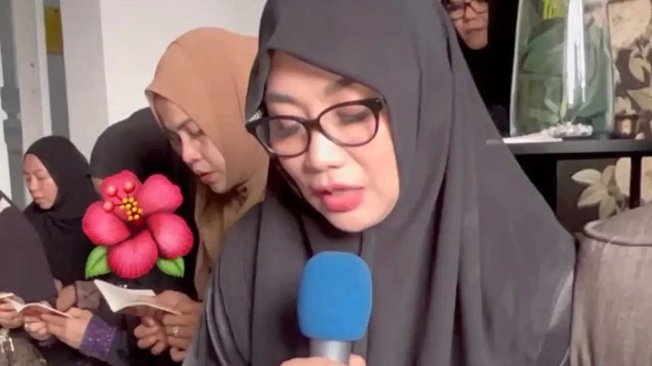 Reza Artamevia memimpin pembacaan doa sholawat Nabi Muhammad SAW di pengajian Umi Pipik (https://www.instagram.com/p/CZHdGwMvNDp/)