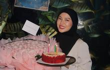 7 Potret Perayaan Ulang Tahun Dara Arafah di Restoran Mewah, Dapat Buket Bunga Mawar Pink Besar dari Para Sahabat