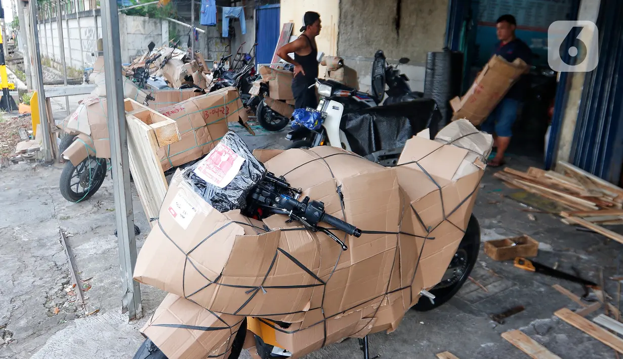Mereka yang memaksa mudik menggunakan sepeda motor beralasan karena tidak ada pilihan lain. Atau agar di kampung halaman bisa melakukan mobilisasi menggunakan kendaraan roda dua itu. (Liputan6.com/Angga Yuniar)