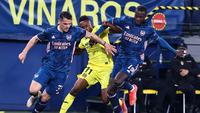 Gelandang Arsenal, Granit Xhaka dan Nicolas Pepe, mengapit gelandang Villarreal, SAmuel Chukwueze, dalam laga leg pertama semifinal Liga Europa di Estadio de la Ceramica, Villarreal, Jumat (30/4/2021). Villarreal menang 2-1 atas Arsenal dalam laga ini. (JOSE JORDAN / AFP)