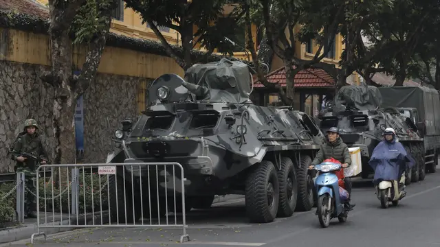 Pengamanan berlapis ditempatkan di sekitar The Melia Hanoi, hotel yang diperkirakan akan menjadi tempat menginap Kim Jong-un selama di Vietnam (AP/Vincent Yu)