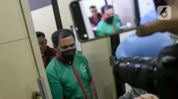 Satresnarkoba Polres Metro Jakarta Barat menangkap penyanyi dan musisi Virgoun Tambunan terkait kasus narkotika. (Liputan6.com/Herman Zakharia)