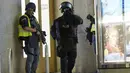 Polisi berjaga di sebuah jalan di Wina, Austria, 2 November 2020. Satu orang tewas dan beberapa lainnya terluka parah dalam sejumlah insiden penembakan yang terjadi pada Senin (2/11) malam waktu setempat di pusat Kota Wina. (Xinhua/Georges Schneider)