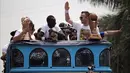 Pemain Persib, Ilija Spasojevic (kanan) dan Makan Konate diatas Bus Bandung Tour on Bus (Bandros) dalam Pawai Persib Juara Piala Presiden saat start dari Kota Baru Parahyangan, Bandung, Minggu (25/10/2015). (Bola.com/Nick Hanoatubun)