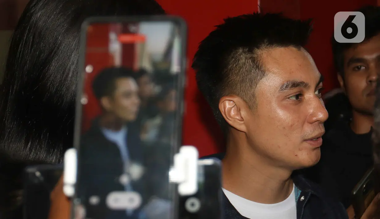 Pasangan selebriti Baim Wong dan Paula Verhoeven usai menjalani pemeriksaan di Polres Metro Jakarta Selatan, Jumat (7/10/2022). Baim Wong dan Paula Verhoeven diperiksa sebagai saksi terlapor dengan masing-masing 25 dan 19 pertanyaan terkait konten video prank KDRT. (Liputan6.com/Herman Zakharia)