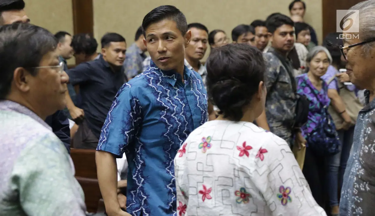Terdakwa dugaan suap PT Krakatau Steel, Kurniawan Eddy Tjokro bersiap meninggalkan ruang sidang usai pembacaan vonis di Pengadilan Tipikor, Jakarta, Kamis (15/8/2019). Direktur PT Tjokro Bersaudara tersebut divonis 1 tahun 3 bulan penjara, denda sebesar Rp 100 juta. (Liputan6.com/Helmi Fithriansyah)