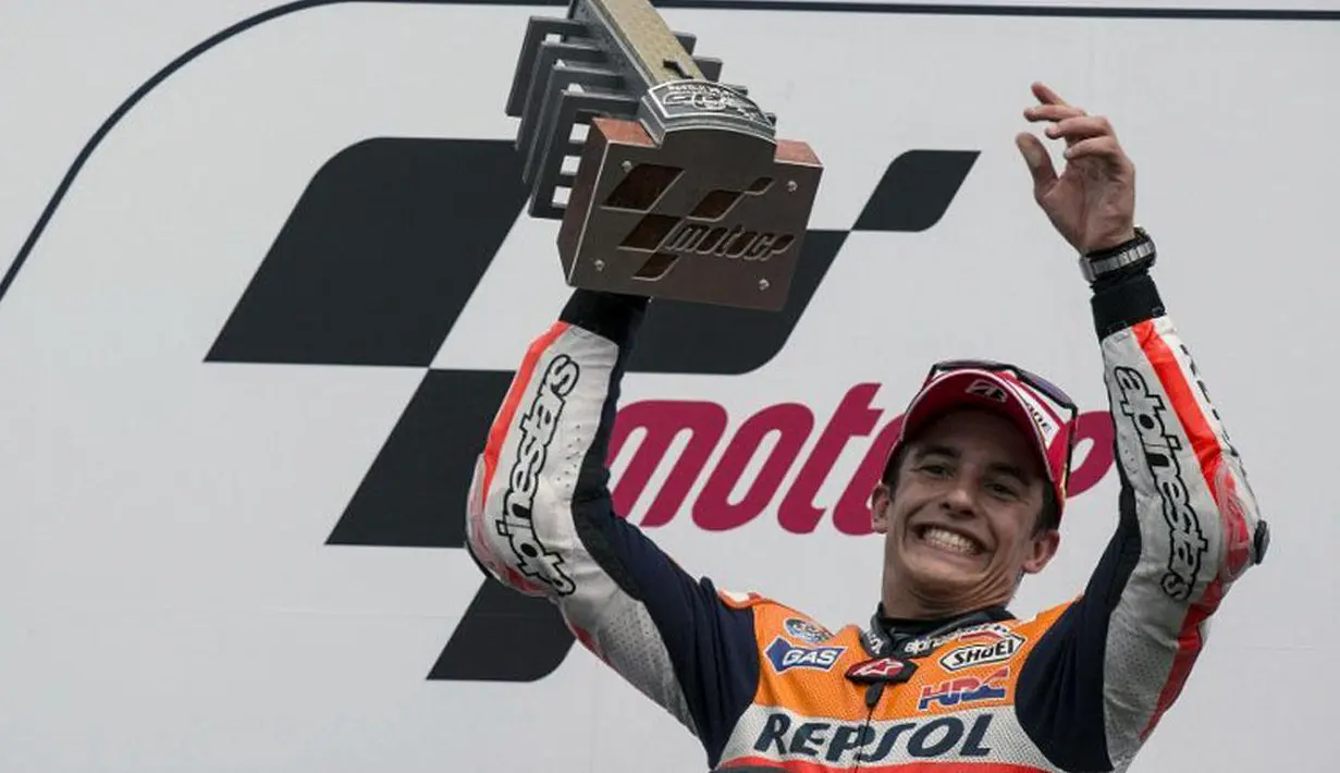 Pembalap Spanyol dari tim Repsol Honda, Marc Marquez, merayakan kemenangan usai balapan di Sirkuit Indianapolis, AS, (10/8/2014). (Getty Images/AFP)