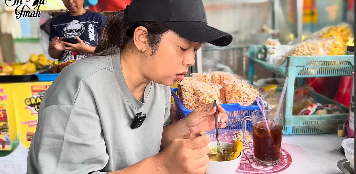 Potret Soimah Makan Soto Rp2 Ribu di Warung Sederhana, Pedagang Syok Didatangi Artis - Akhirnya Ngakak Bareng