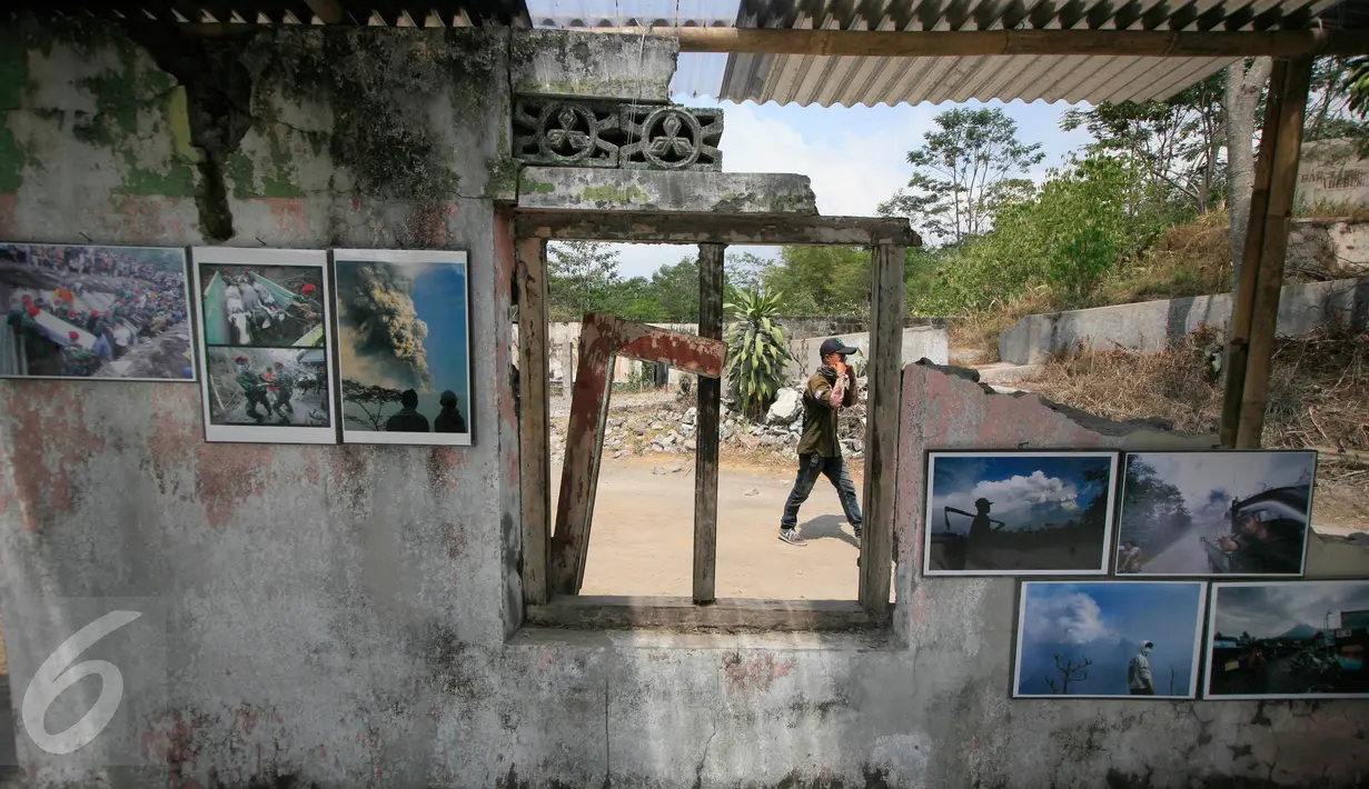 Sejumlah foto ditampilkan dalam pameran foto peringatan 5 tahun letusan Merapi 2010 di Dusun Petung,Sleman,  Yogyakarta, Kamis (29/10/2015). Tempat ini berjarak 7 Km dari puncak Merapi. (Boy Harjanto)
