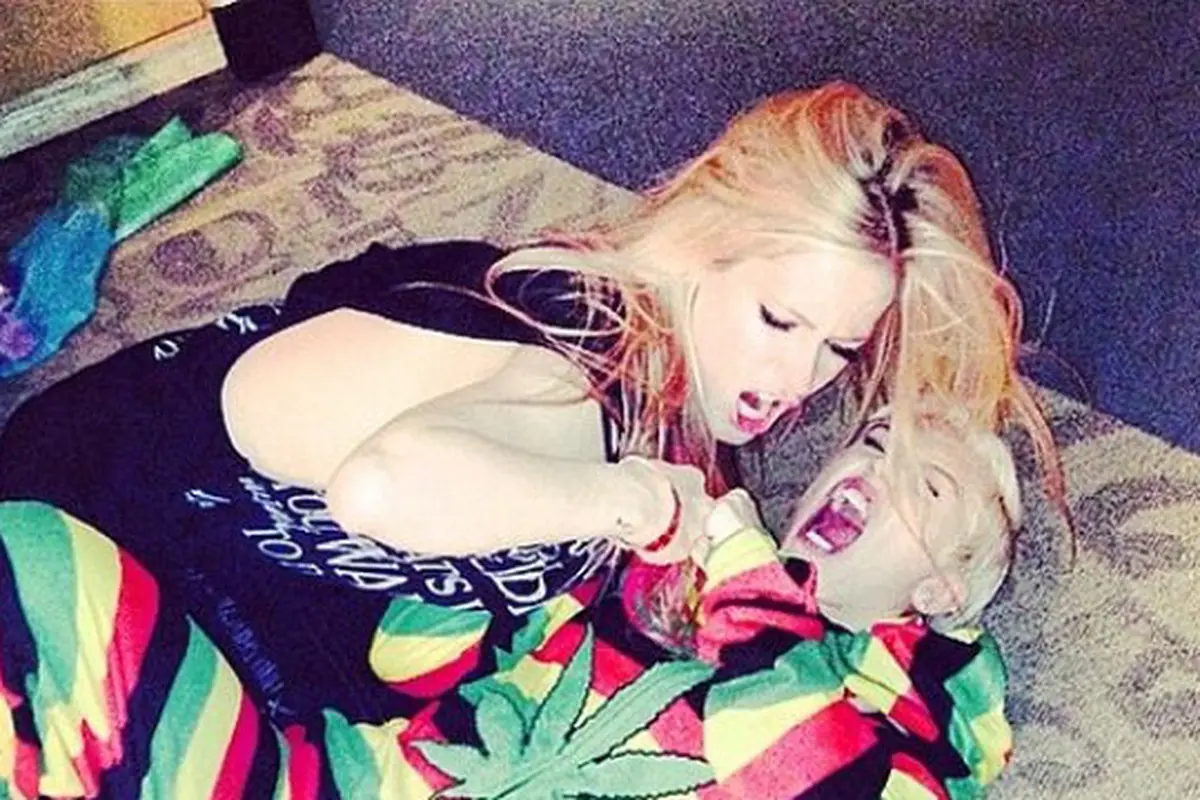 April Mop, Miley Cyrus dan Avril Lavigne Saling Serang