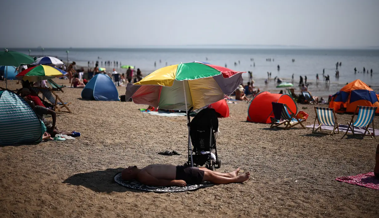 Senin (12/8/2024) menjadi hari terpanas sepanjang tahun ini di Inggris. (HENRY NICHOLLS/AFP)