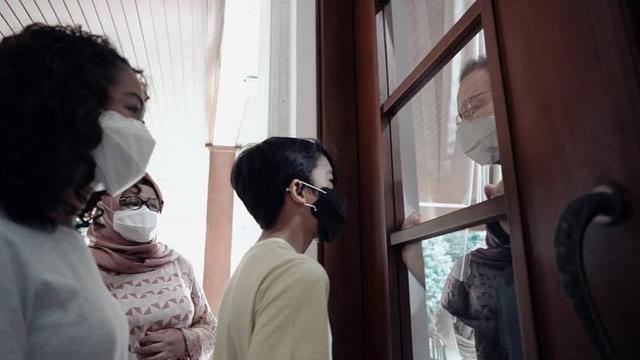 Anies Baswedan dijenguk istri dan anak. (Foto: Instagram @fery.farhati)