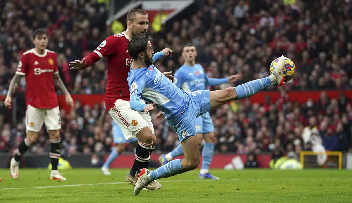 Luke Shaw. Kesalahan fatalnya tentu saja saat terjadinya proses gol kedua Manchester City. Ia dapat saja membuang bola umpan Joao Cancelo, yang ternyata dapat dimanfaatkan oleh Bernardo Silva yang muncul dari belakang. Layak diberi nilai 4. (PA via AP/Martin Rickett)