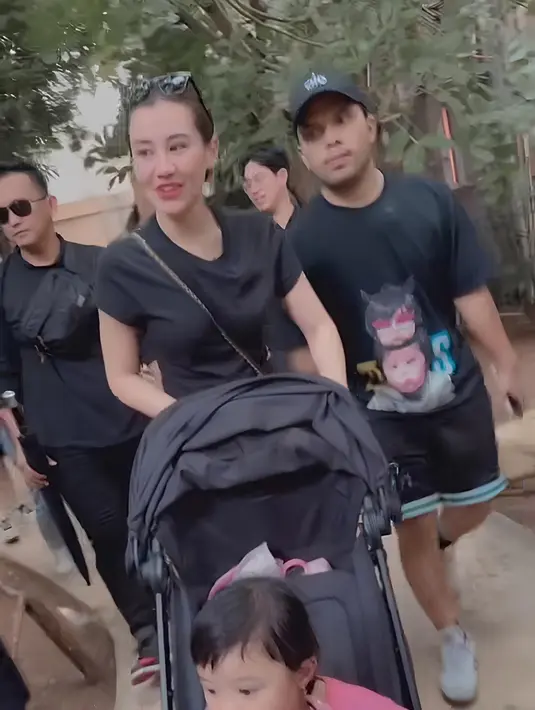 Thariq, yang masih lajang, mengajak Ameena dan Azura untuk menghabiskan waktu bersama di tempat wisata tersebut. Netizen memuji pasangan selebriti ini, menyatakan bahwa mereka sudah tampak cocok menjadi orangtua meski belum menikah. (Liputan6.com/IG/@aaliyahmassaid)