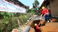 Executive Director Prudence Foundation Marc Fancy (kiri) bersama Chief Financial Officer Prudential Indonesia Michael Andree Thomssen,(kanan) berpartisipasi membangun hunian sementara dan fasilitas MCK di area terdampak di Desa Sukamulya, Kecamatan Cugenang, Cianjur, Jawa Barat (Liputan6.com/HO)