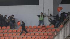 Sejumlah pendukung Persib Bandung (kiri) dan pendukung Persis Solo bersitengan saat pertandingan pekan ke-32 BRI Liga 1 2022/2023 antara Persib Bandung melawan Persis Solo yang berlangsung di Stadion Pakansari, Bogor, Selasa (04/04/2023). (Bola.com/Bagaskara Lazuardi)