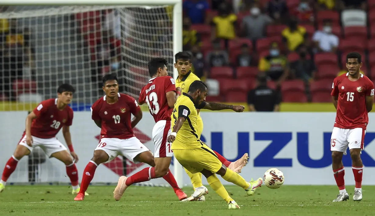 Malaysia unggul terlebih dahulu lewat gol Kogileswaran Raj di menit ke-13 yang memanfaatkan blunder Irfan Jaya. (AFP/Roslan Rahman)