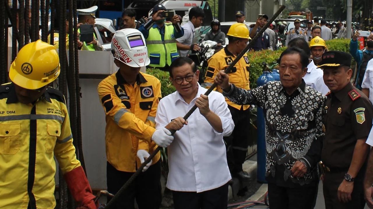 FOTO: Pemprov DKI Mulai Bongkar Tiang Monorel Mangkrak di Jalan HR Rasuna Said