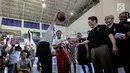 Wakil Gubernur DKI Jakarta Sandiaga Uno memasukkan bola basket ke dalam jaring sebagai simbol dibukanya pelatihan pendidikan basket di GOR Ciracas, Jakarta, Rabu (24/1). (Liputan6.com/Faizal Fanani)