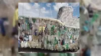Ribuan Botol Bekas Ini 'Disulap' Menjadi Perahu Besar 
