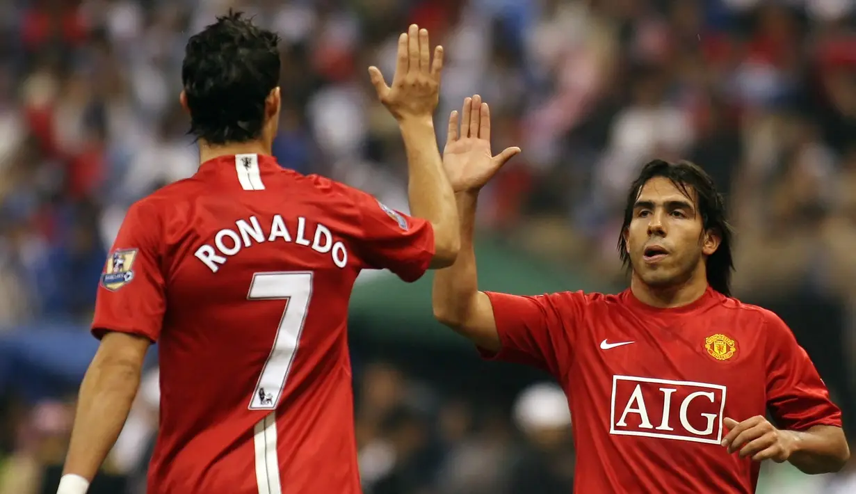 Kombinasi Carlos Tevez dan Cristiano Ronaldo bersama Wayne Rooney jadi hal menakutkan bagi lawan-lawan 'Setan Merah' di akhir era 2000-an. (Foto: AFP/Hassan Ammar)
