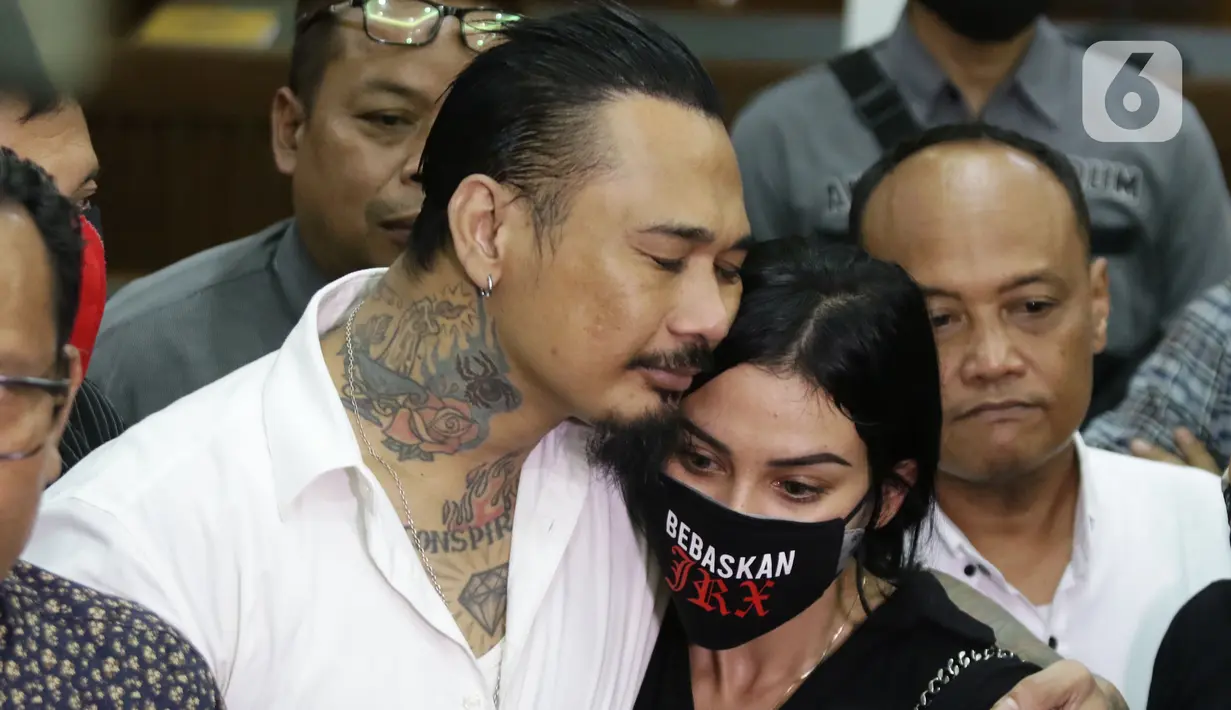 I Gede Ari Astina alias Jerinx SID (kiri) bersama istrinya Nora Alexandra memberi keterangan usai sidang putusan kasus dugaan pengancaman terhadap Adam Deni di Pengadilan Negeri Jakarta Pusat, Kamis (24/2/2022). Jerinx divonis satu tahun penjara, denda Rp 25 juta. (Liputan6.com/Helmi Fithriansyah)